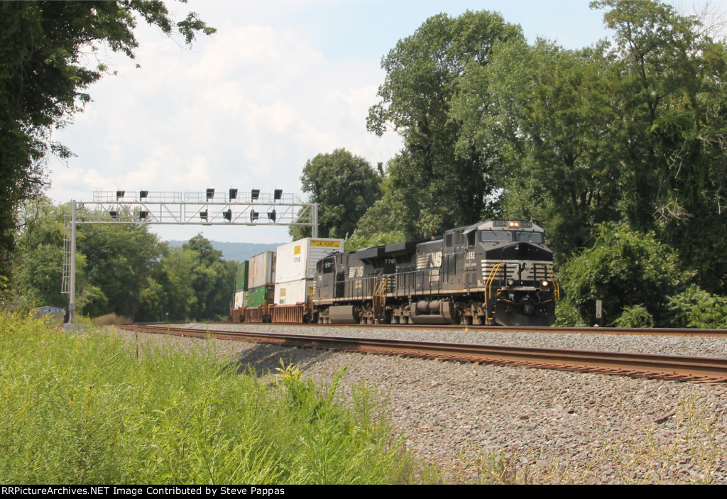 NS 4082 leads eastbound train 20R through Duncannon PA at milepost 116